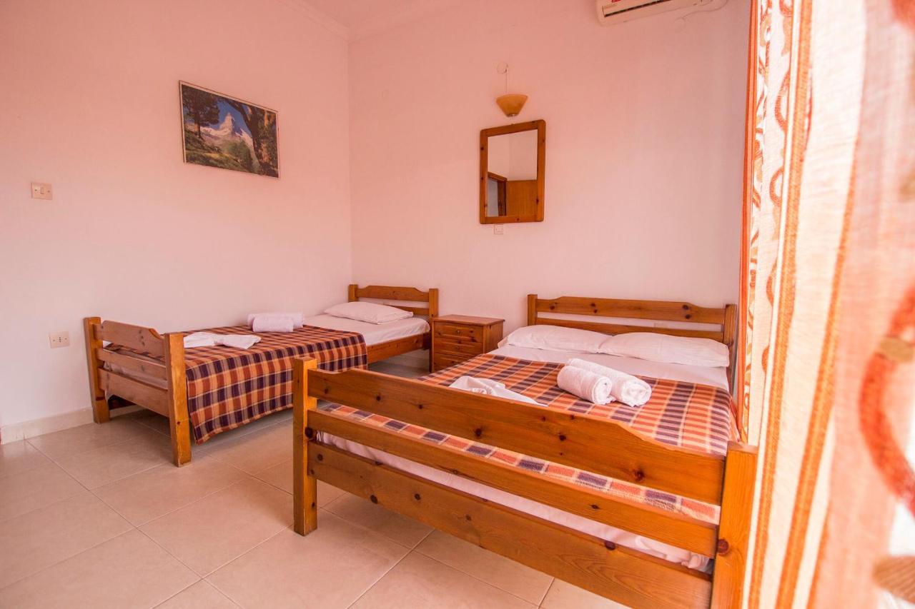 George Laz Rooms Vrasná Екстериор снимка