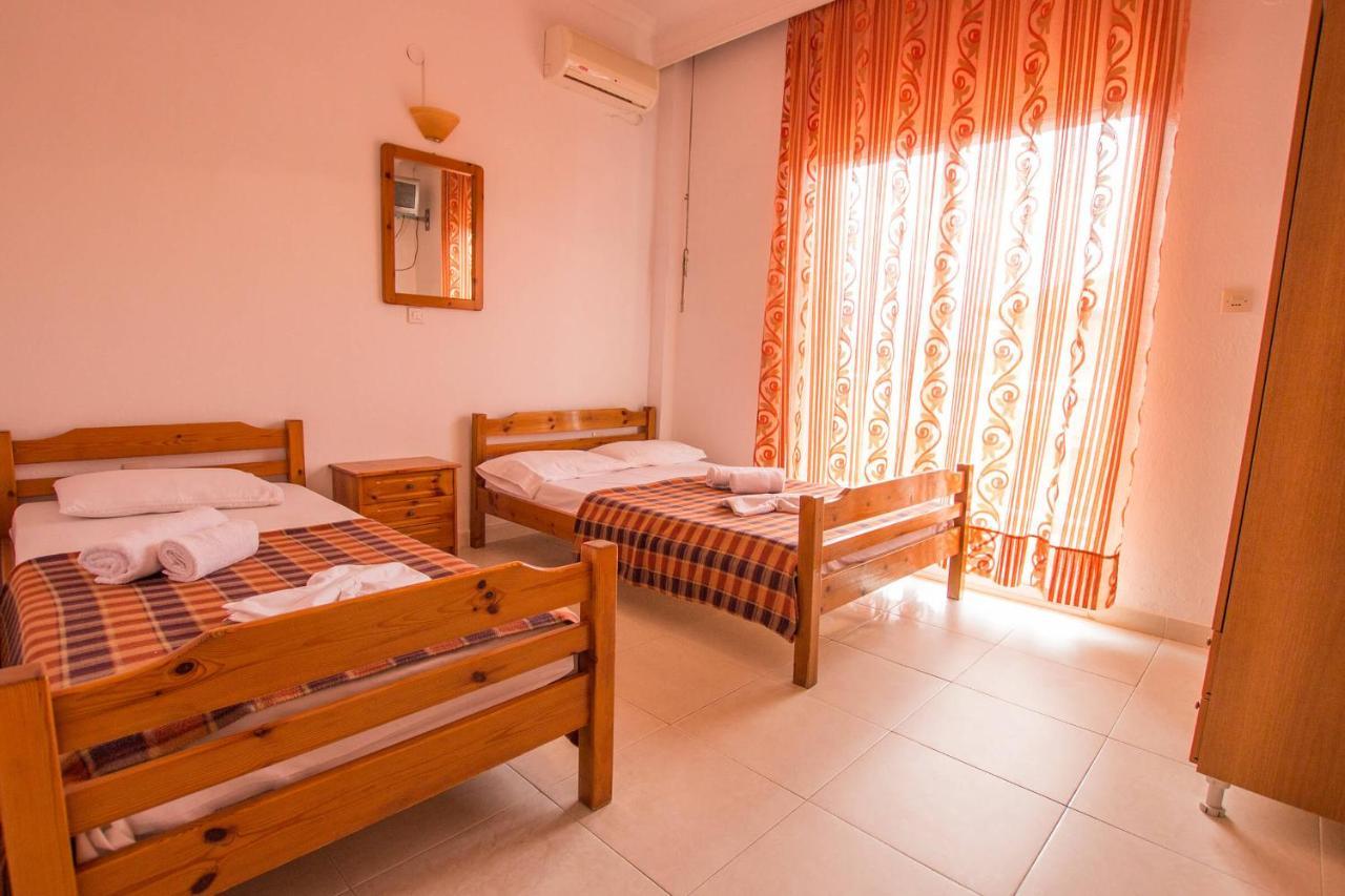 George Laz Rooms Vrasná Екстериор снимка